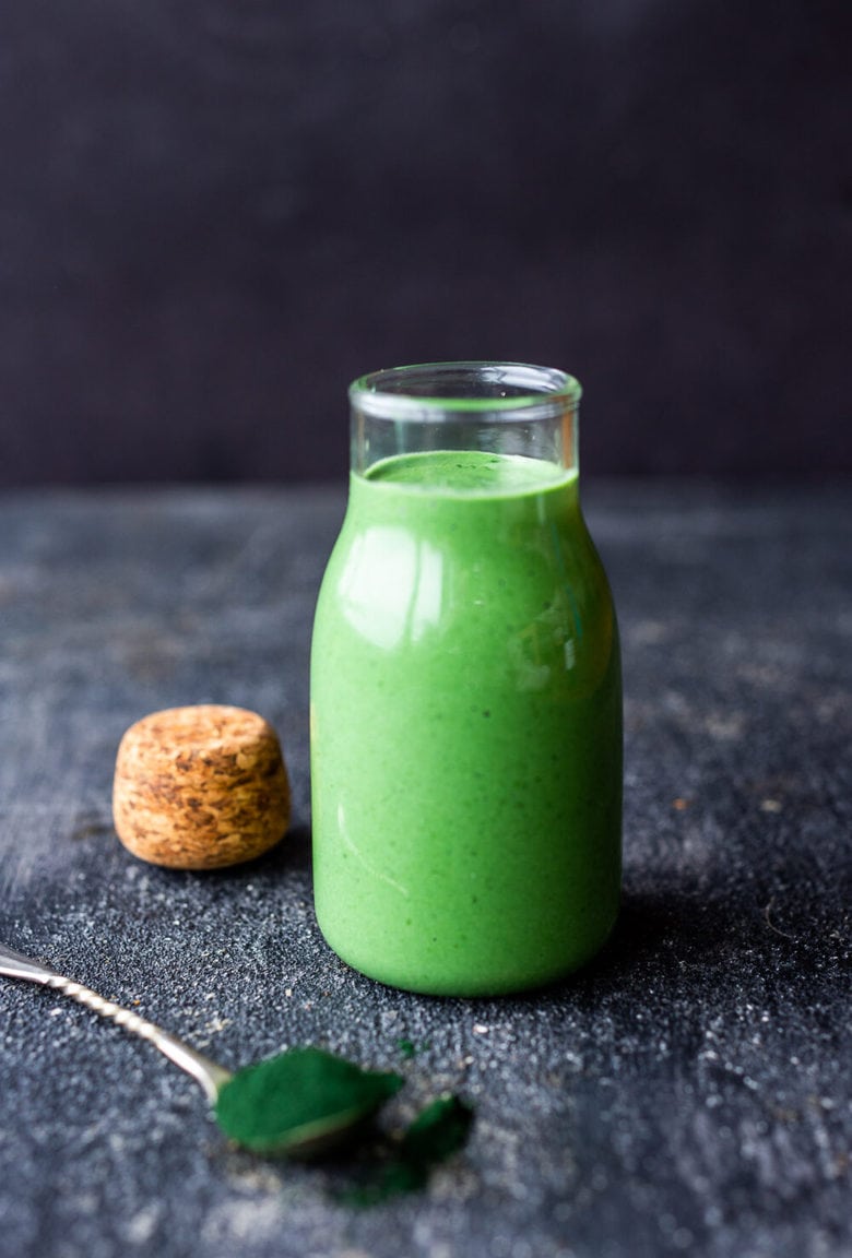 This delicious and nutritious Spirulina Dressing is full of antioxidants, vitamins, and minerals. Creamy, vegan and flavorful! #spirulina #spirulinadressing #spirulinabenefits