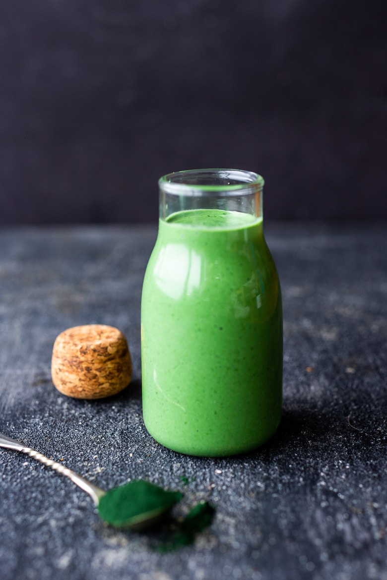This delicious and nutritious Spirulina Dressing is full of antioxidants, vitamins, and minerals. Creamy, vegan and flavorful! #spirulina #spirulinadressing #spirulinabenefits