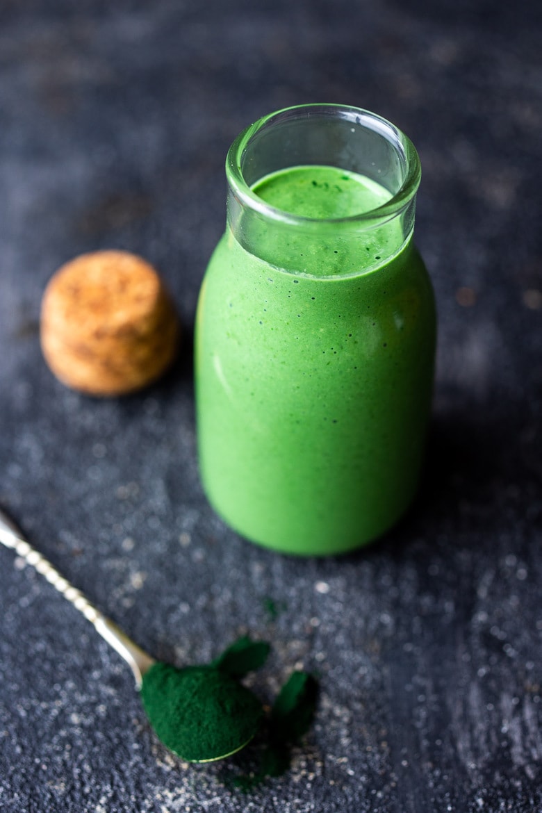 This delicious and nutritious Spirulina Dressing is full of antioxidants, vitamins, and minerals. Creamy, vegan and flavorful! #spirulina #spirulinadressing #spirulinabenefits