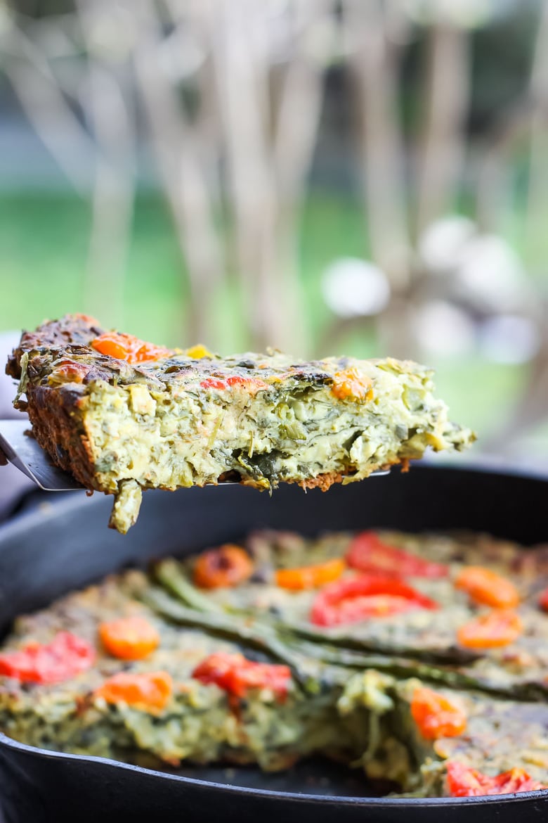 Vegan Frittata stocked up with fresh herbs, leeks and asparagus and a flavorful creamy chickpea flour filling. #frittata #veganbreakfast #veganfrittata