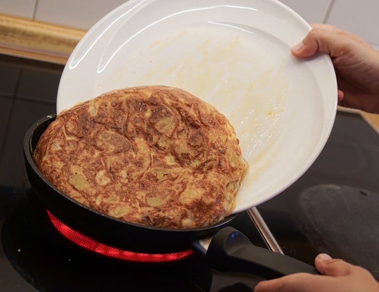 how to flip the Spanish tortilla 