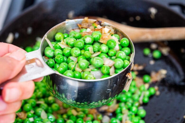 Add part of the peas to the blender to make the sauce.