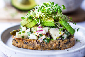 This Hearts of Palm Tuna Salad with vegan and made without chickpeas! Flavorful, easy and fast, it can be made in under 15 minutes.