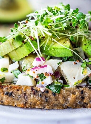 This Hearts of Palm Tuna Salad with vegan and made without chickpeas! Flavorful, easy and fast, it can be made in under 15 minutes.