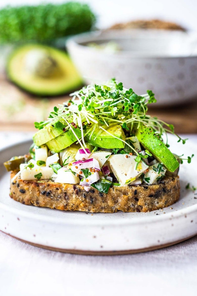 25 Healthy Lunch Ideas: This Vegan Tuna Salad is made with hearts of palm, red onion, pickle & fresh herbs. A delicious vegan alternative, and made without chickpeas.