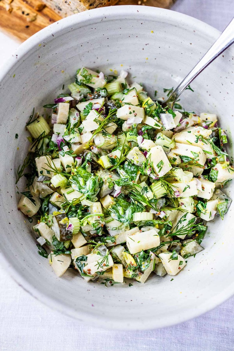 This Vegan Tuna Salad is made with hearts of palm, red onion, pickle & fresh herbs. A delicious vegan alternative, and made without chickpeas. 