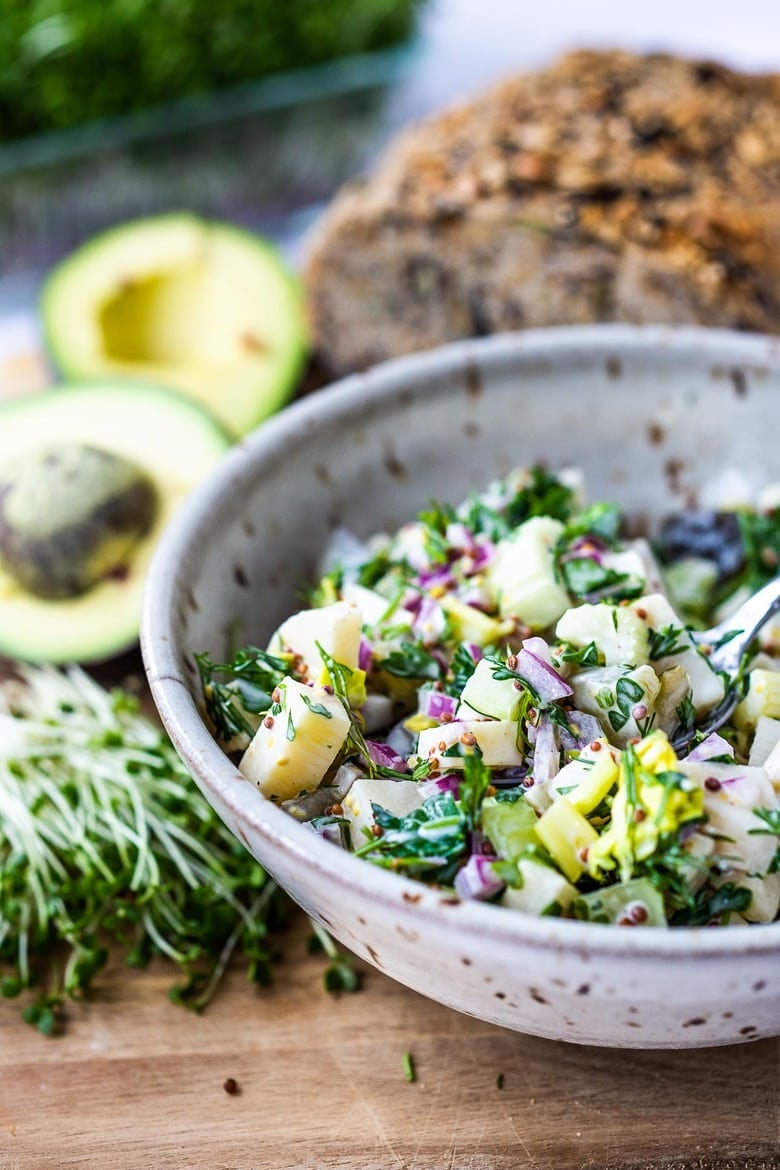 This Vegan Tuna Salad is made with hearts of palm, red onion, pickle & fresh herbs. A delicious vegan alternative, and made without chickpeas. 