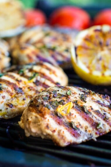 How to make the Best Grilled Chicken- flavorful and juicy every single time! A simple, easy recipe made with chicken breast, garlic, herbs and lemon! #grilledchicken