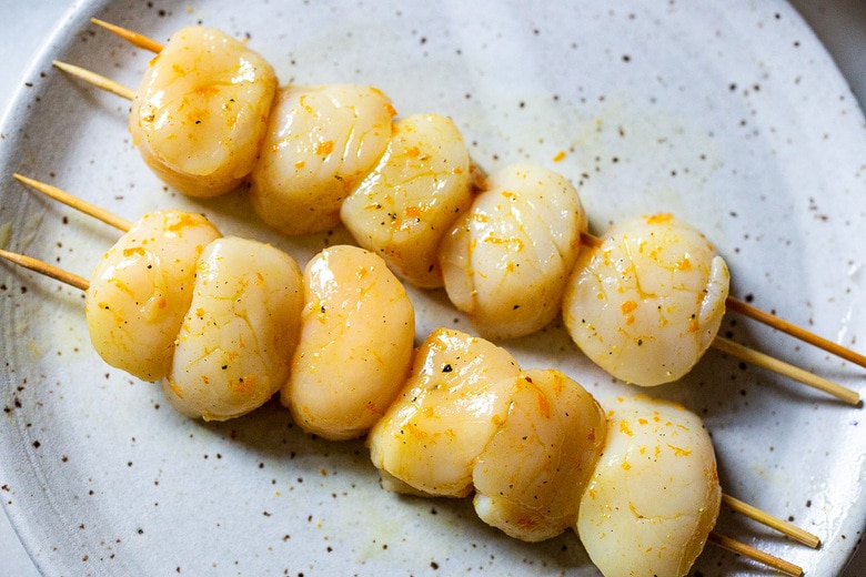 scallops skewered with two skewers to better secure