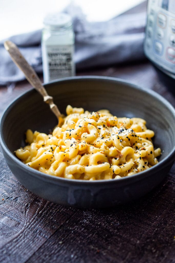 Instant Pot Mac and Cheese- creamy, delicious and crazy good, homemade Mac and cheese doesn't get any easier than this! #instantpot #macandcheese