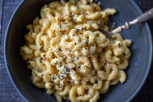 Instant Pot Mac and Cheese- creamy, delicious and crazy good, homemade Mac and cheese doesn't get any easier than this! #instantpot #macandcheese