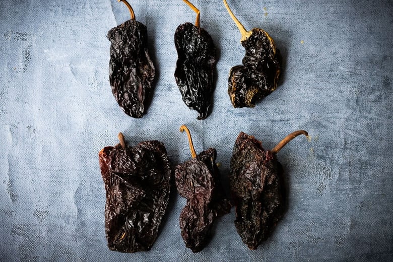 types of dried chiles in mole sauce