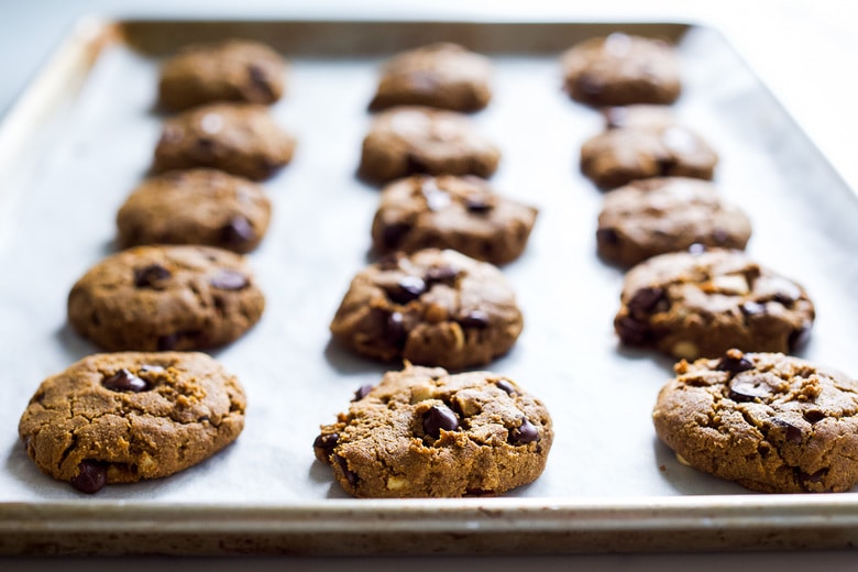 baked cookies on the tray