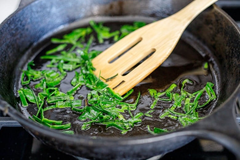 sizzling the leeks in oil 