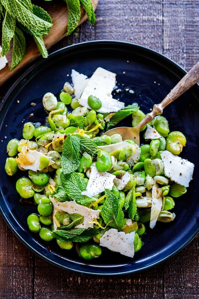 How to prepare and cook fava beans! A delicious spring-inspired side dish featuring fresh fava beans, mint and lemon. #favabeans 