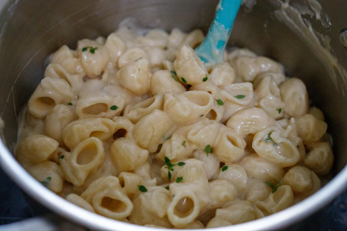 Mixing the pasta with the sauce.