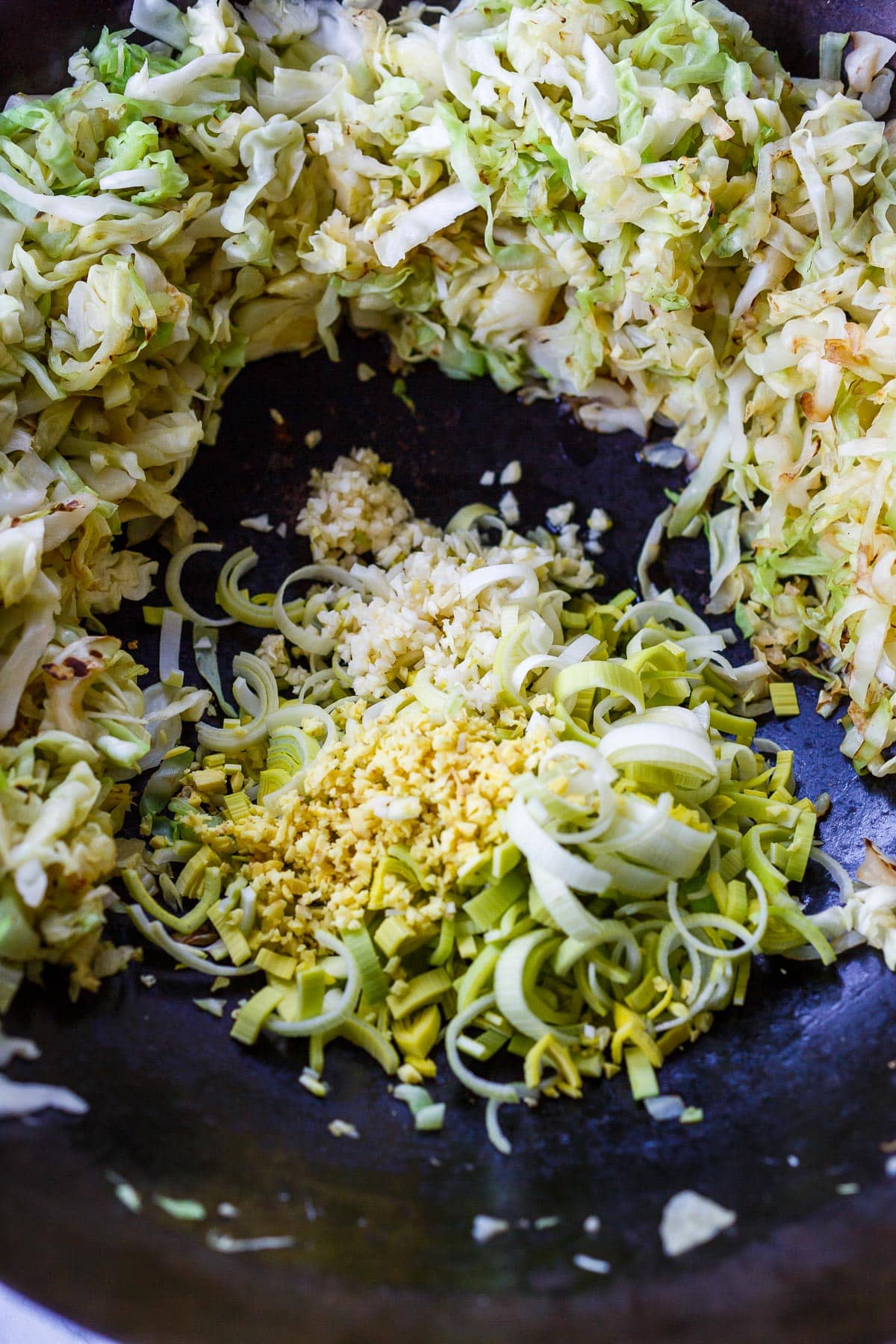 Stir frying cabbage with garlic, ginger and leeks.