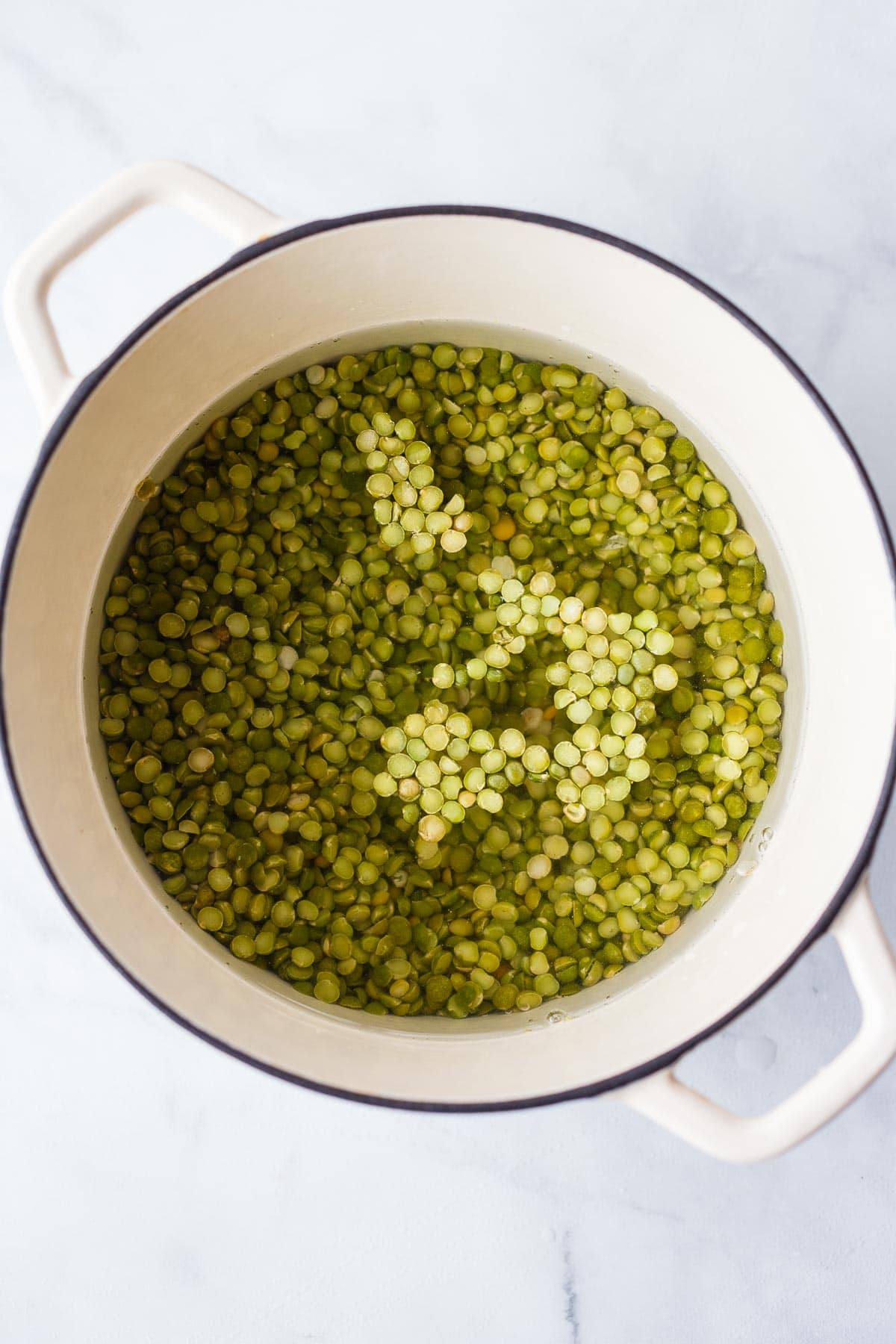 Split peas in a pot with water.