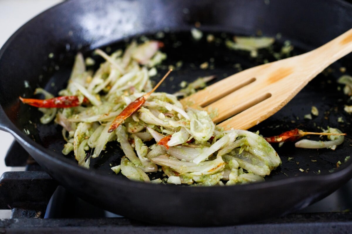 Stir frying shallots, lemongrass, garlic and dried chilies. 