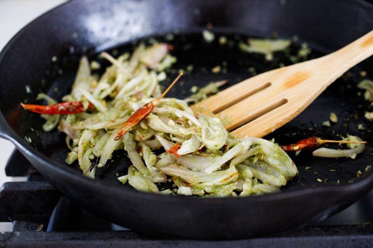 Stir frying shallots, lemongrass, garlic and dried chilies.