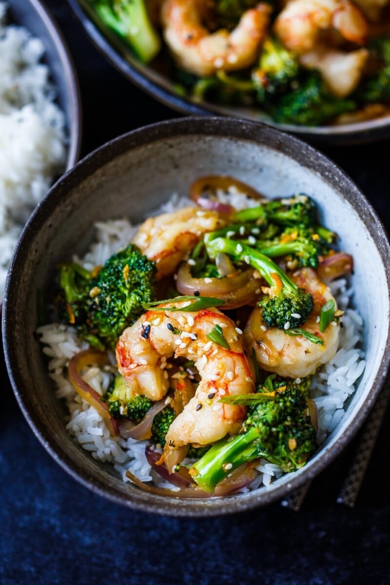 Shrimp Stir Fry with broccoli florets in a flavorful, fresh orange ginger sauce. Healthy and easy, this dish will be on your dinner table in under 30 minutes!
