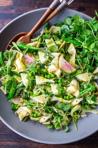 pasta primavera with asparagus and peas in a bowl
