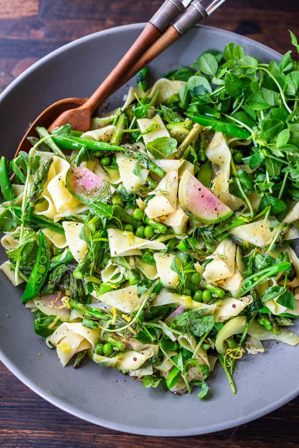 pasta primavera with asparagus and peas in a bowl