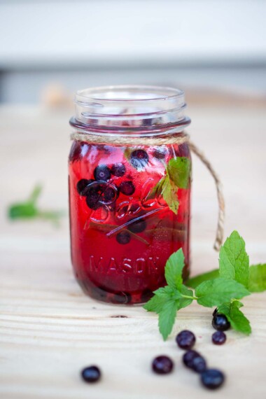 How to make refreshing Huckleberry Mojitos with Rum, fresh huckleberries and mint. #mojito #huckleberries