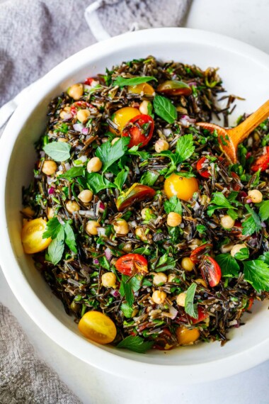 This delicious Wild Rice Salad is the perfect combination of textures and flavors. Made with chickpeas (or chicken breast), cherry tomatoes, red onion, parsley, mint, in a simple lemony dressing. Vegan!