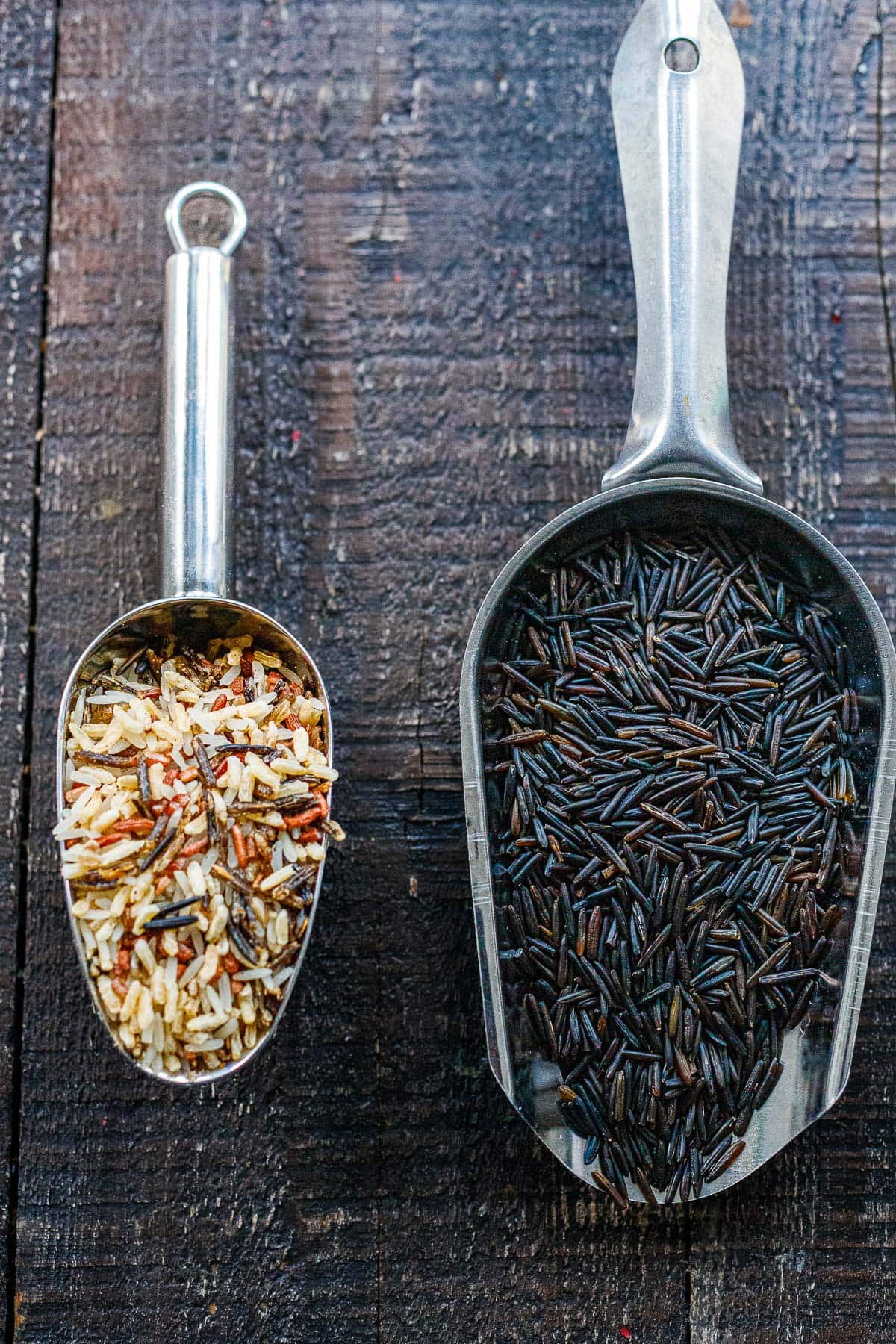 A photo showing the difference between a wild rice blend and true wild rice.
