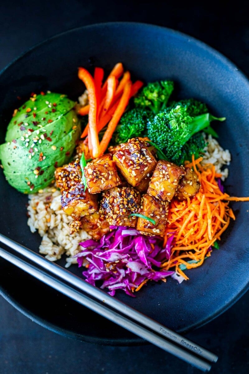 CRISPY SESAME TEMPEH BOWL This Crispy Sesame Tempeh recipe is easy, flavorful, and has the best texture! Create a healthy vegan bowl with brown rice and veggies and dinner is good to go!