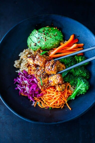 Looking for high-protein vegan and vegetarian meals? Prioritizing protein is key to feeling satiated and building muscle on a plant-based diet. Here is a selection of easy protein-packed, plant-based recipes for dinner, meal-prep, lunch or breakfast!