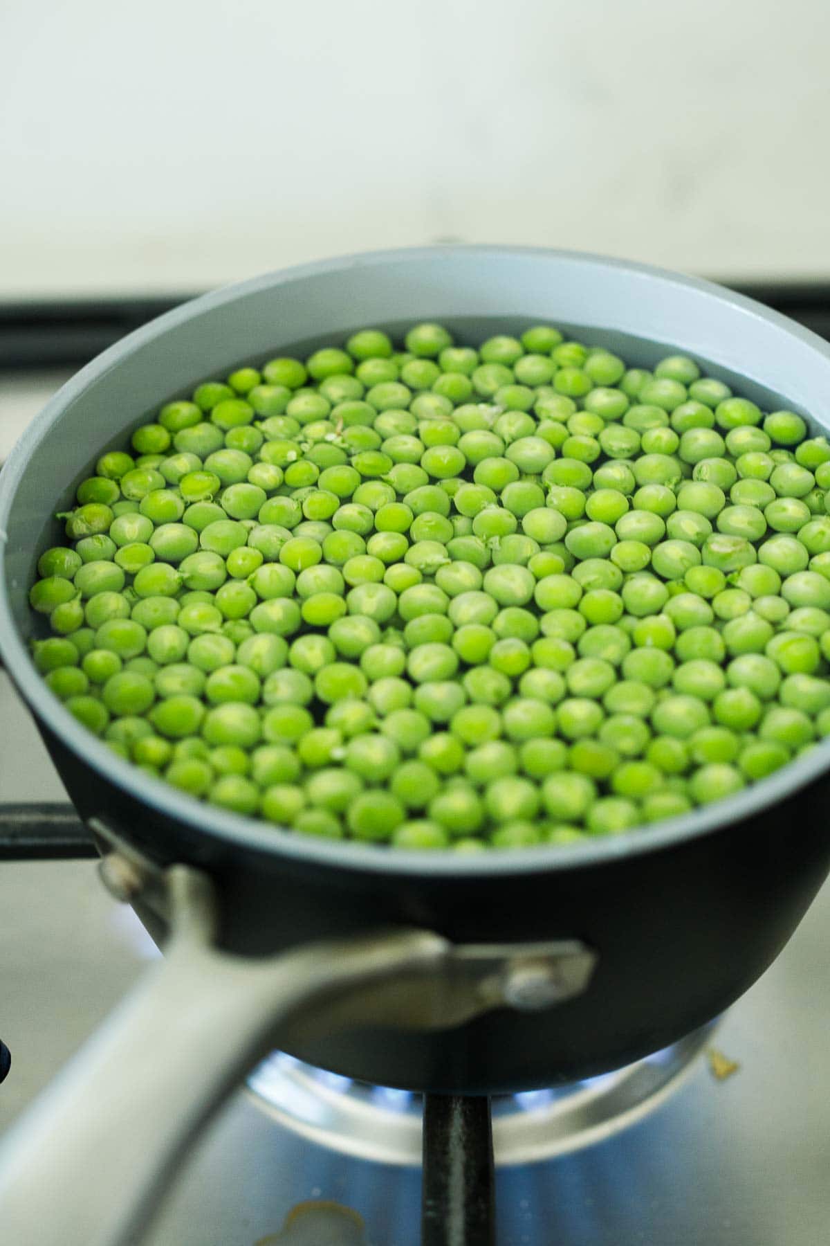 peas in pot with water, blanching.