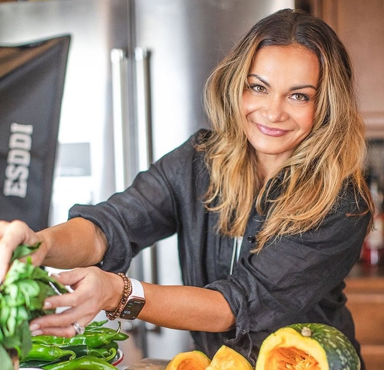 Suwanee Lennon is a chef and Thai food blogger living in the Pacific Northwest.