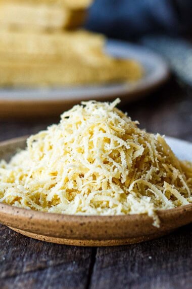 This vegan parmesan is mildly pungent, nut-free, grateable and meltable! Just the thing to enhance vegan pasta, pizza, soup and salads!