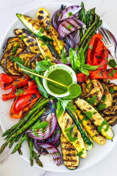 These grilled vegetables are smoky, caramelized, and bursting with summer flavor! Vegan, gluten-free, and unbelievably easy. As a caterer, I’ve made this recipe for hundreds—and it never disappoints. ✨ Bonus tip: Add vinaigrette after grilling to keep them juicy, not soggy.