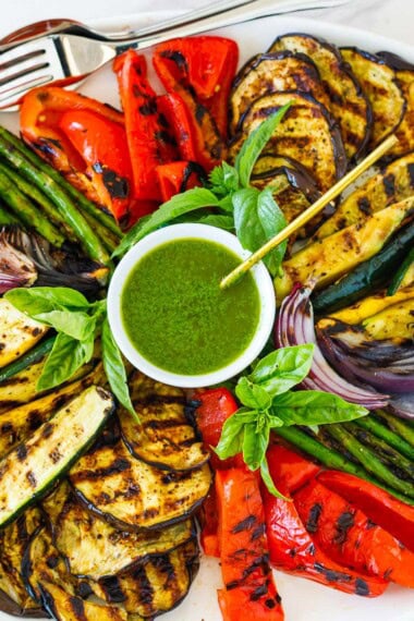 These grilled vegetables are smoky, caramelized, and bursting with summer flavor! Vegan, gluten-free, and unbelievably easy. As a caterer, I’ve made this recipe for hundreds—and it never disappoints. ✨ Bonus tip: Add vinaigrette after grilling to keep them juicy, not soggy.