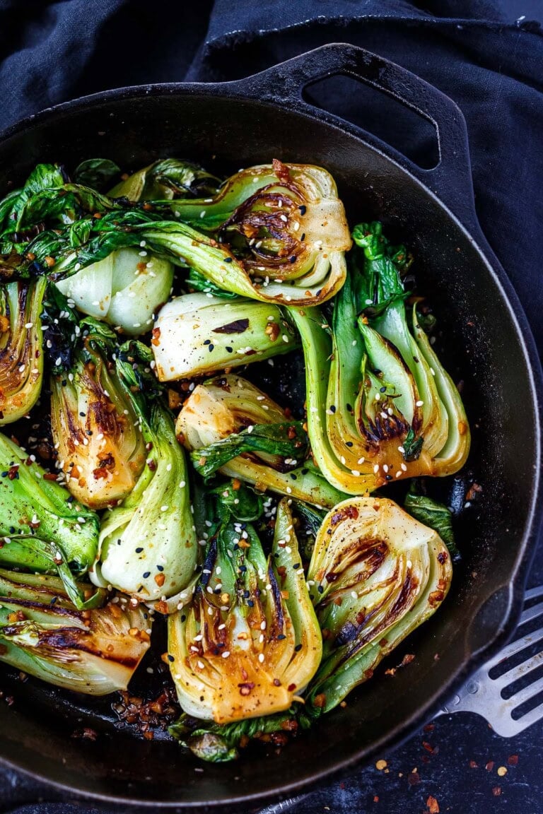 Cette recette de bok choy se prépare rapidement et facilement, offrant une saveur asiatique fraîche et nette : un simple sauté et un plat d'accompagnement sain que votre corps adorera. Vegan, sans gluten, adaptable et facile !