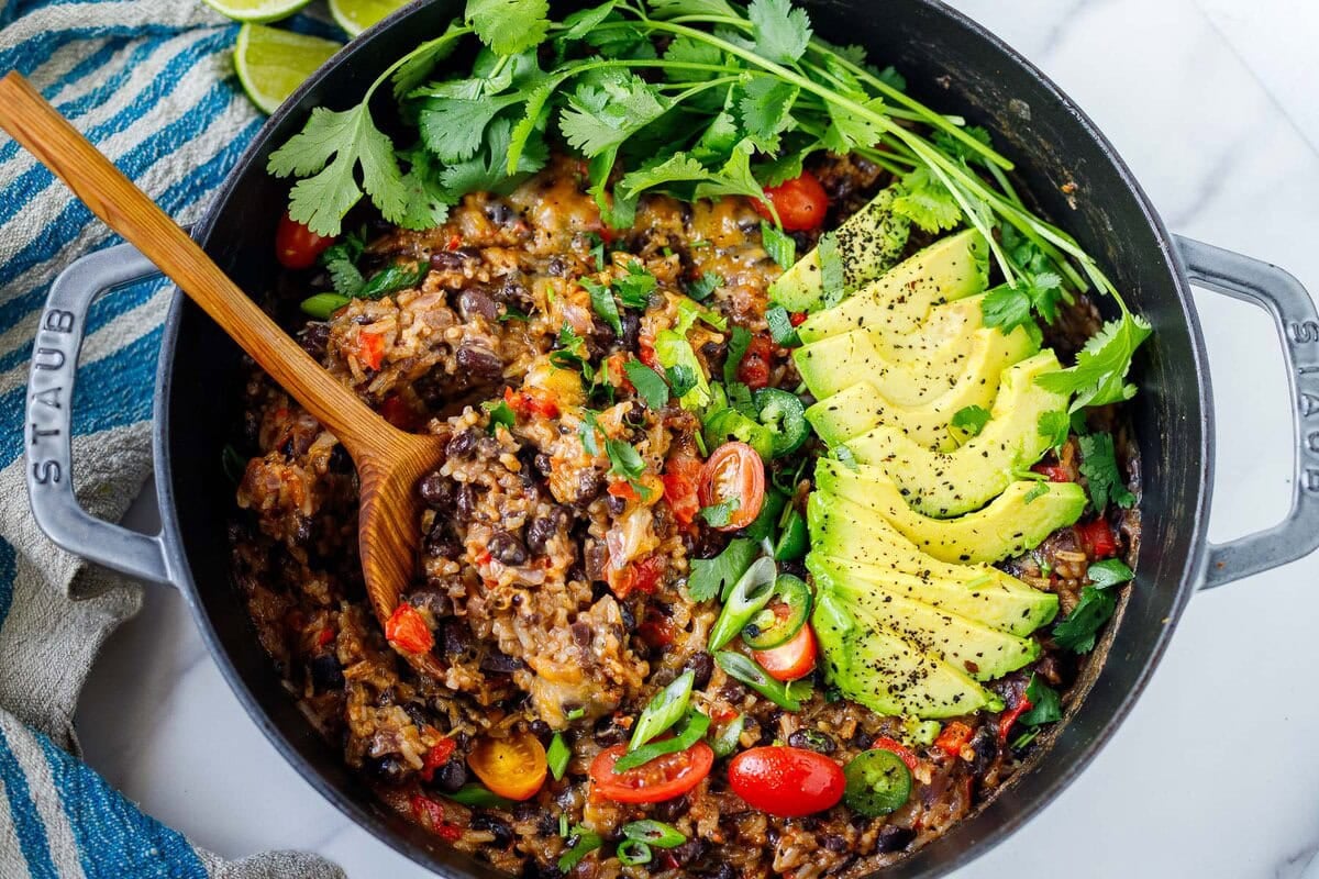 Délicieux plat de riz et haricots au fromage en un seul récipient Délicieux plat de riz et haricots au fromage en un seul récipient