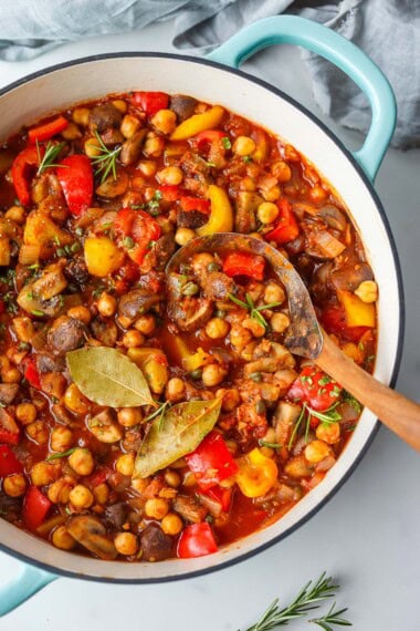 This cozy Chickpea Cacciatore is a hearty vegetarian dinner with tender chickpeas and 
